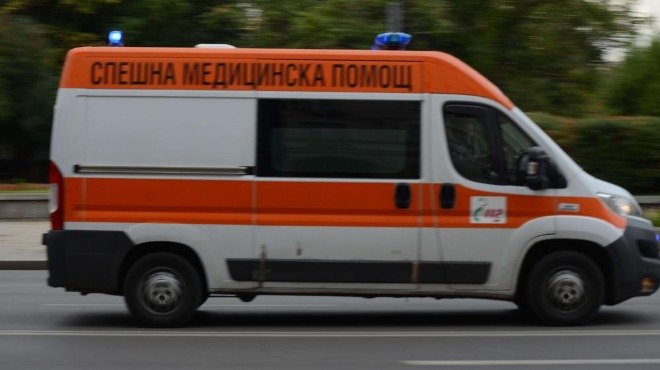Шофьор е с опасност за живота след катастрофа в Добрич