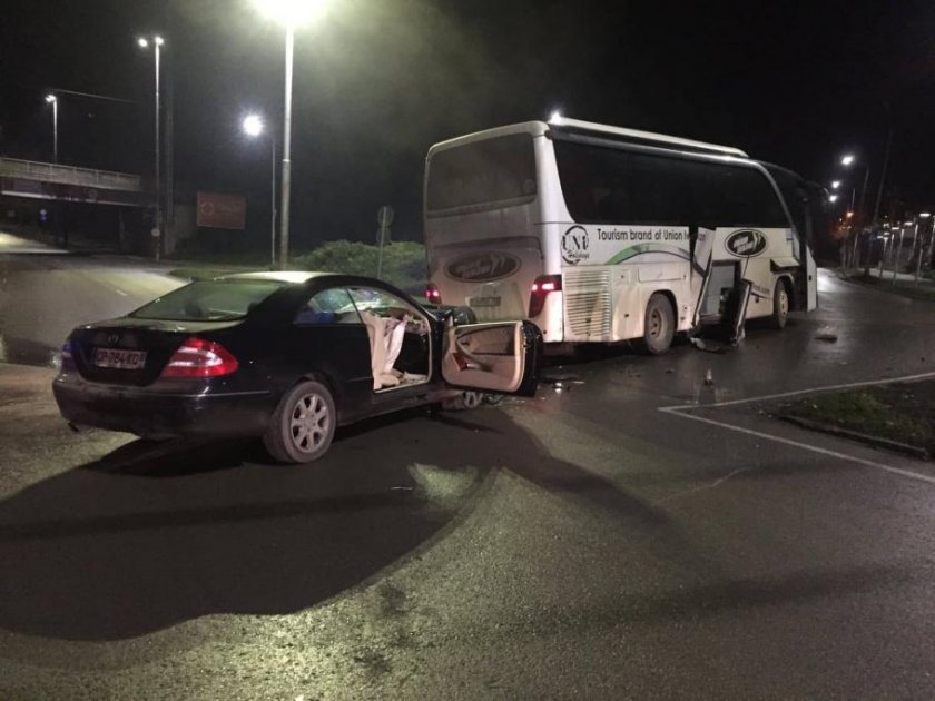 Млад джигит се заби в автобус на кръстовище в Шумен