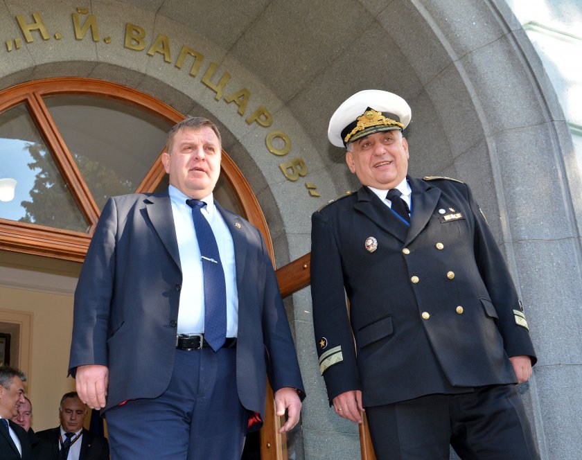 Каракачанов: Няма да има американска база във Варна