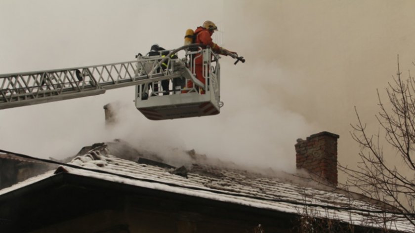 Пожар избухна в жилищна сграда в София