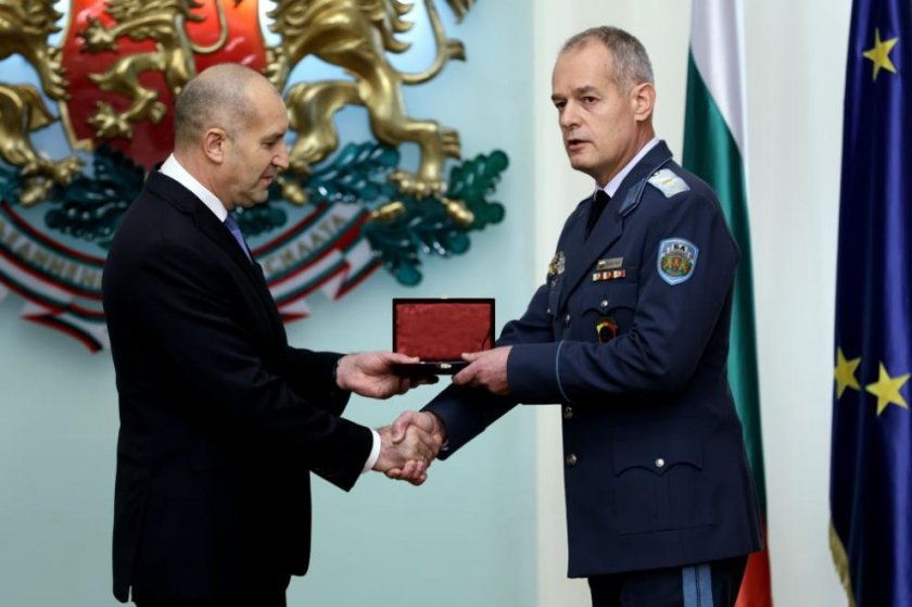 Трябва да викаме някой от Локхийд Мартин да преинсталира софтуера