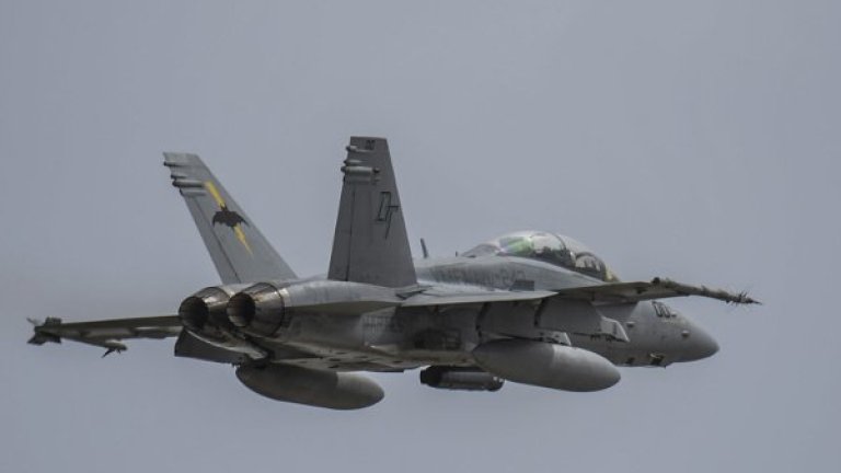 Самолет F-18 се разби до летище във Финландия