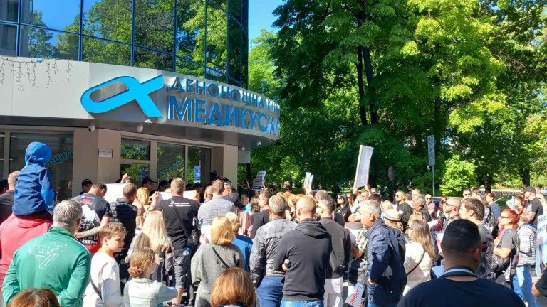 Протест в Пловдив заради малкия Ангел, който почина в зъболекарския кабинет