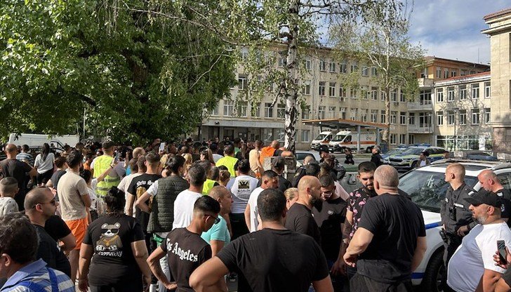 Близки на починалото дете от Литаково протестираха пред болницата в Ботевград