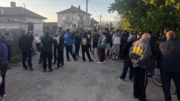 Близки на починало дете излязоха на протест пред болницата в