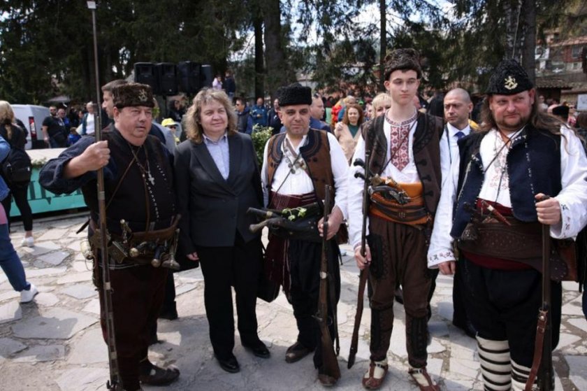 Киселова ще участва във всенародно поклонение