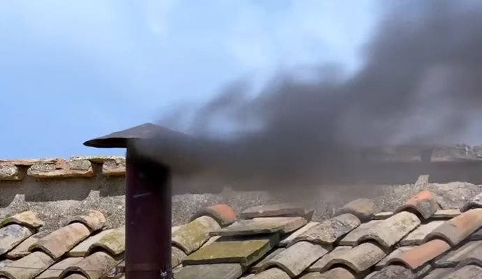 Черен дим над Сикстинската капела: Още няма нов папа (ВИДЕО)