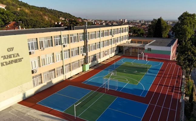 Третокласничка е с комоцио, детето е ударено от метална врата в училище