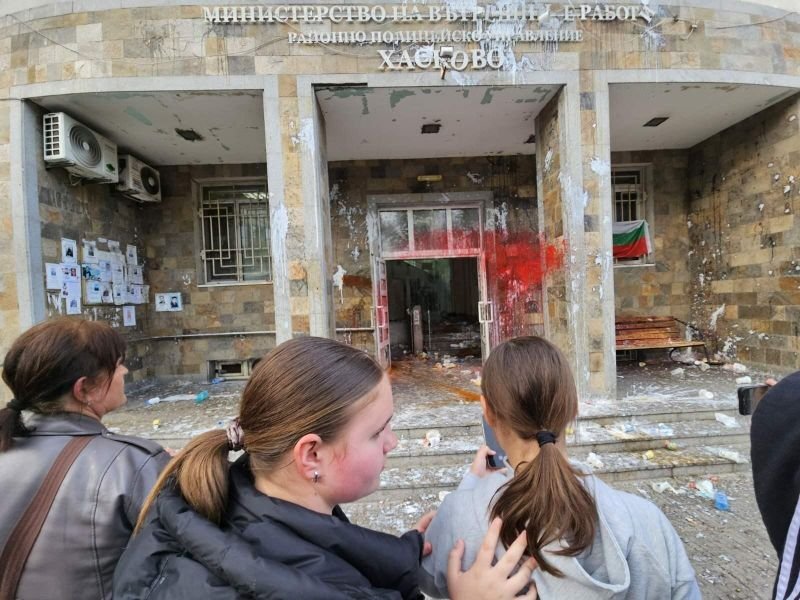 Нагли до последно: Издирват "вандалите", замервали с яйца хасковската полиция