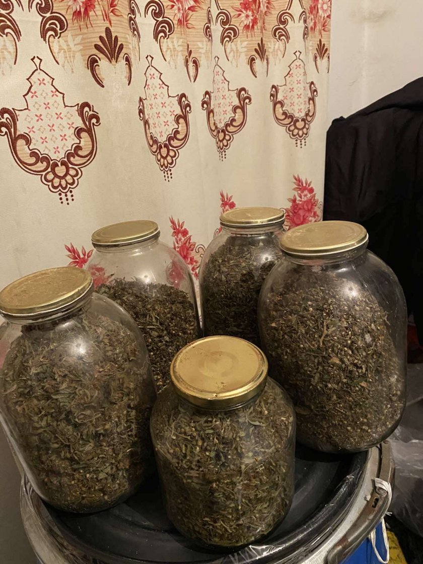 Задържаха рецидивист с марихуана, държал я в бидони и буркани на баба си (СНИМКИ)