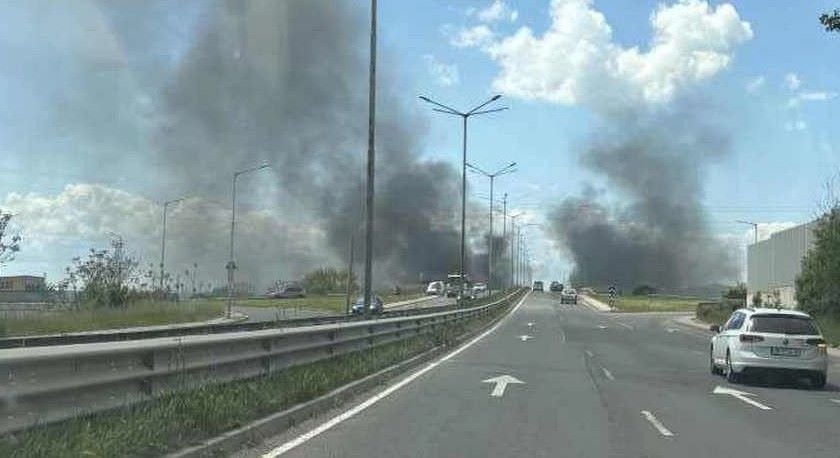 Пожарникарите на крак! Гъст дим се вие над Кроношпан