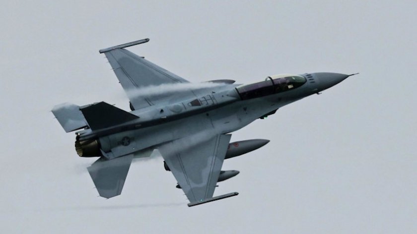Премиерът обясни защо е "светнала лампичката" на F-16
