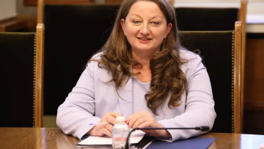 Деница Сачева: На Радев правителството му пречи