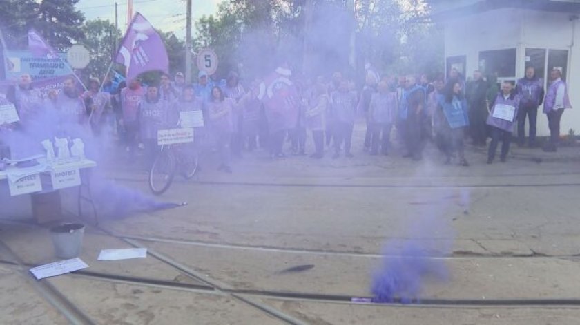 Протестиращите работници в градския транспорт в София удължиха блокадата. Тя