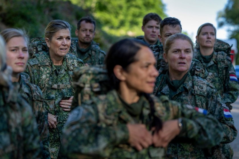 Кралицата на Нидерландия взе участие във военно учение