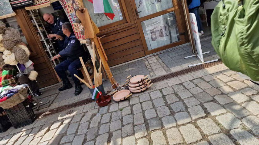 СНИМКА НА ДЕНЯ: Ченгета „в акция“ на „Женския пазар“