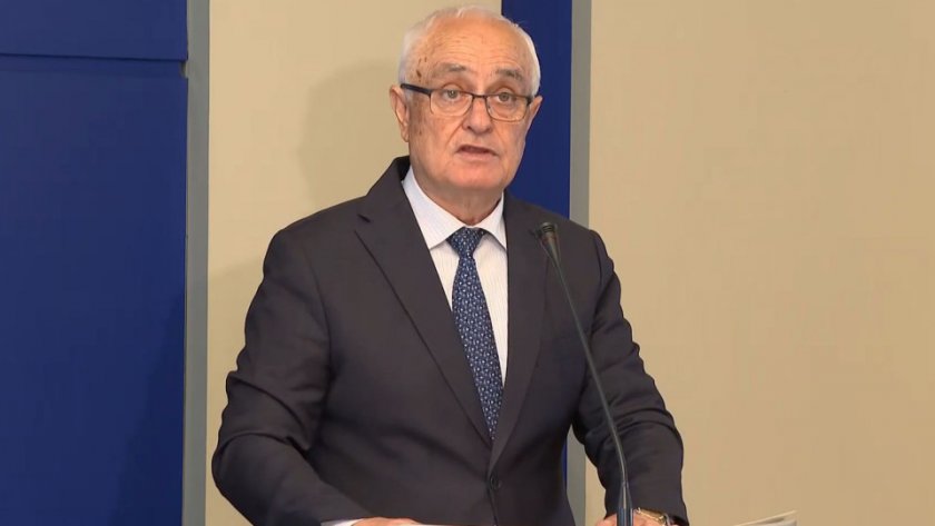 Министърът на отбраната скочи на Радев