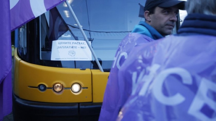 В момента служителите на градския транспорт се самоорганизират да продължават блокадата