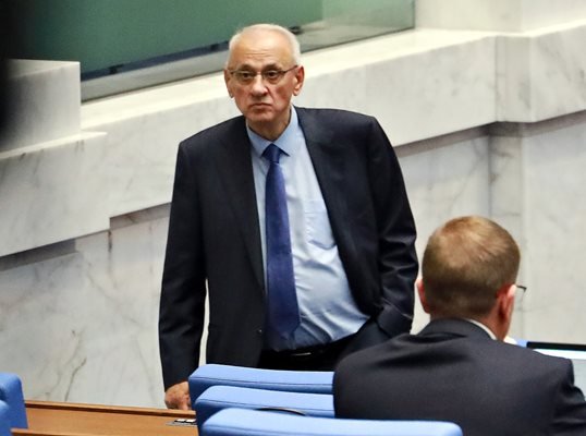 Министър Силви Кирилов не е съгласен за кратко обучение на медсестрите