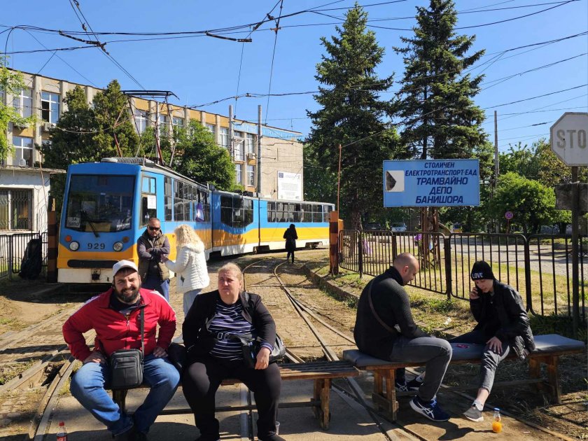 Докато протестират: Без заплати за столичните служители на градския транспорт
