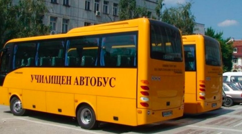 Вместо градски транспорт: МОН развозва учениците за матурите с училищните автобуси