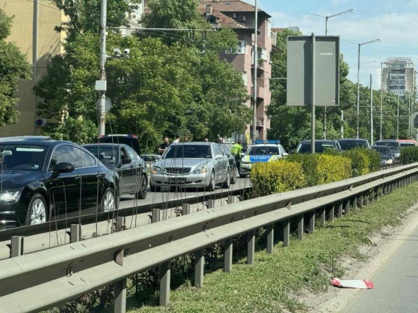 Верижна катастрофа доведе до километрично задръстване на столичния бул. „Цариградско шосе“ (СНИМКИ)