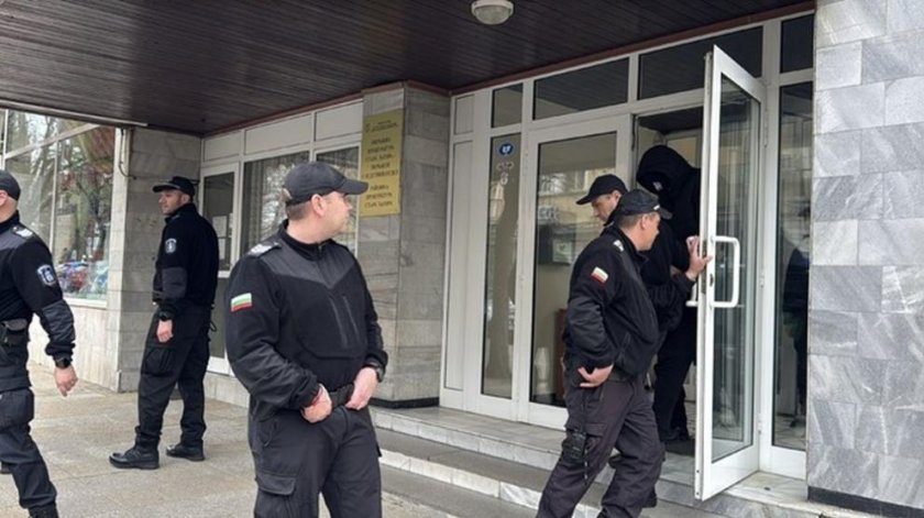 Не пуснаха на свобода единия от полицаите, убили арестант в Казанлък