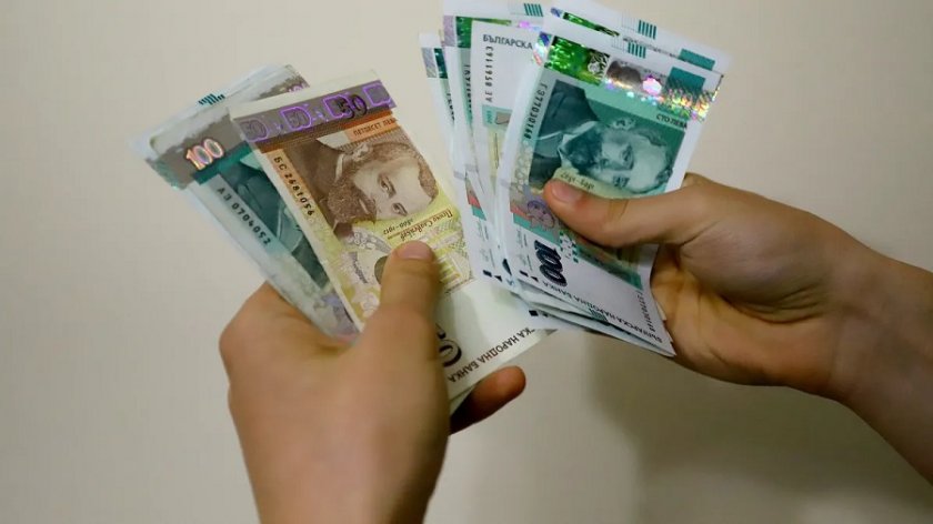 Средната брутна заплата у нас скочи над 2500 лева