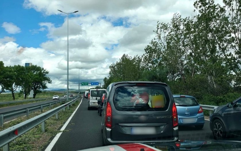Полицаи ескортираха бременна до болницата, започнала да ражда в задръстване в Бургас