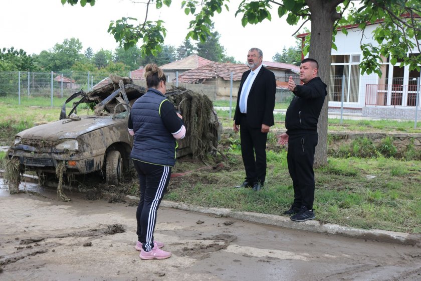 Стара кола падна в дере, спря оттичането на водата и наводни цяло село