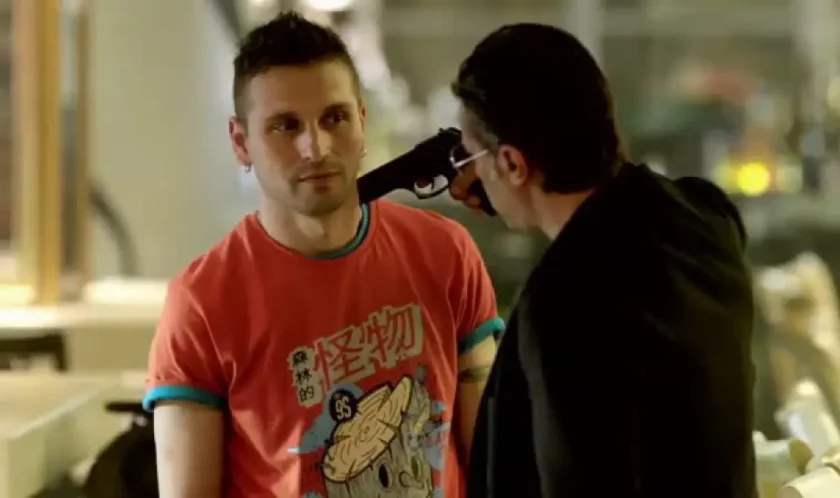 Фен на сериала Под прикритие“ и по-специално на Александър Сано