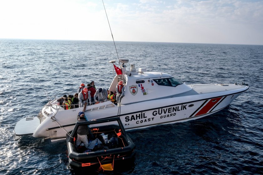 Турската брегова охрана спаси 27 туристи от остров в Егейско море