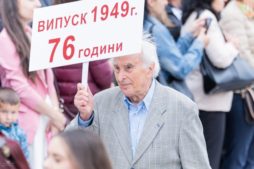 Възрастен мъж манифестира по улиците на Габрово, просълзи хиляди, ето защо (ВИДЕО)