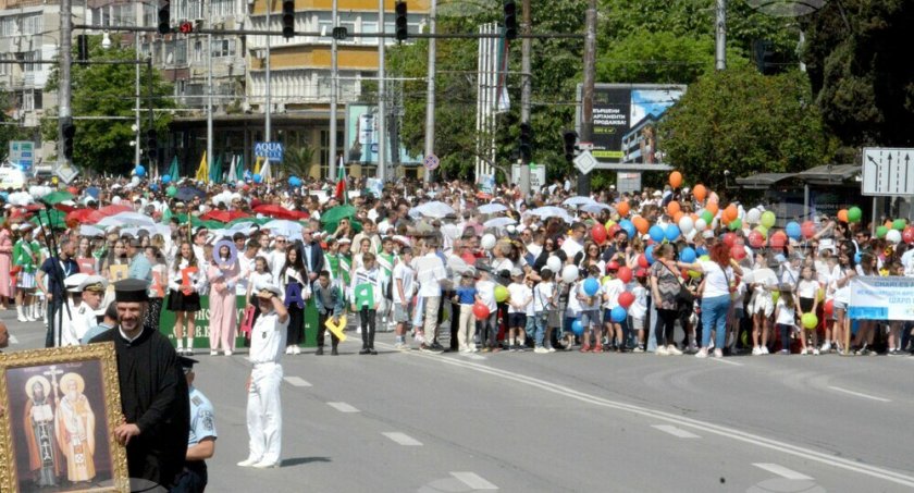 Удивително! 20 000 се включиха в празничното шествие във Варна