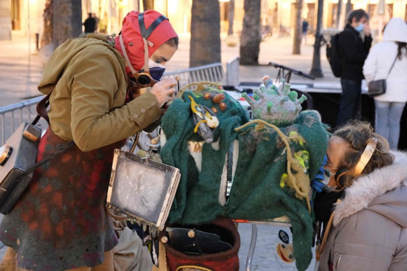 Седем основни спектакъла с продължителност от 3 до 5 минути и