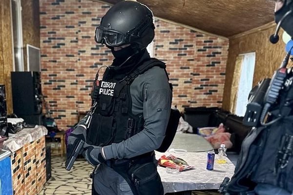 Деветима в ареста след акция на ГДБОП в Оряхово, иззеха наркотици и оръжие