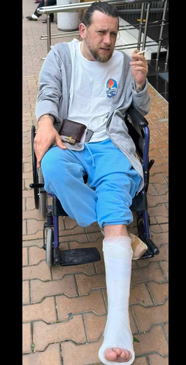 С гипсиран крак, но в присъствие на духа и цигара