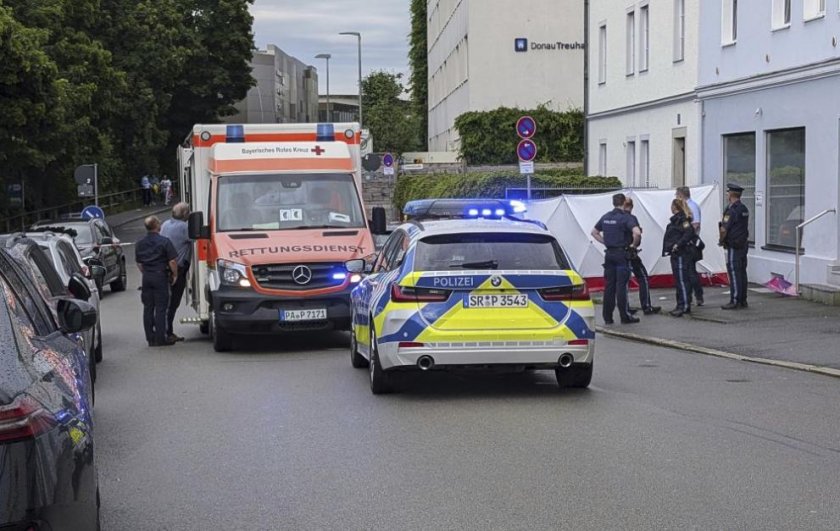 Мъж се вряза с автомобил в група хора в Германия