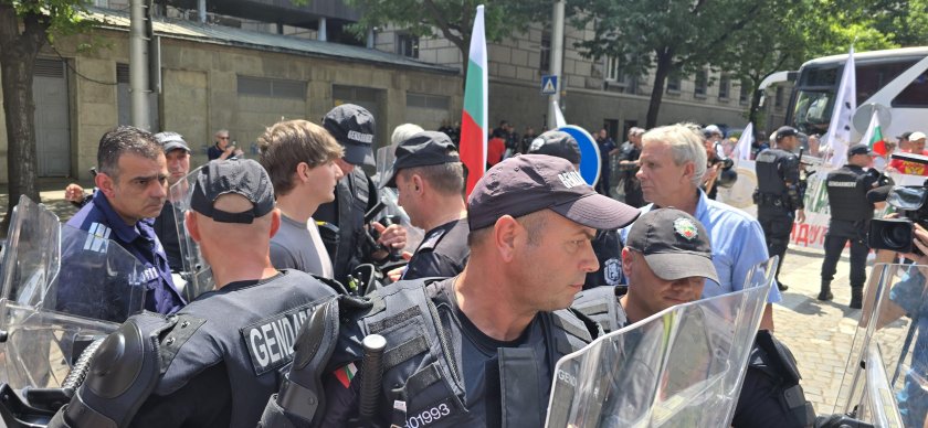 След протеста на "Възраждане": Патрулка е със спукана гума, друга е с потрошени чистачки