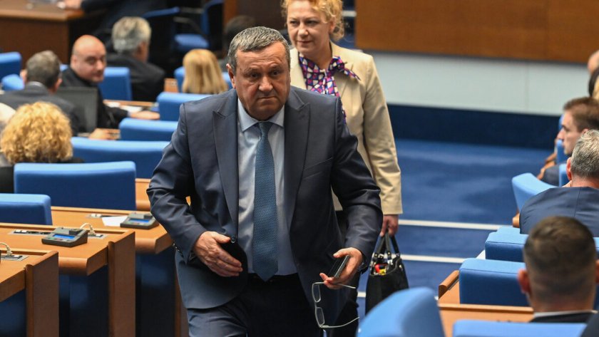Хората на Доган аут от шефските места в комисии