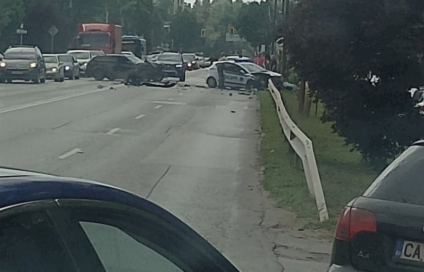 Автомобил блъсна патрулка в София, двама полицаи са ранени