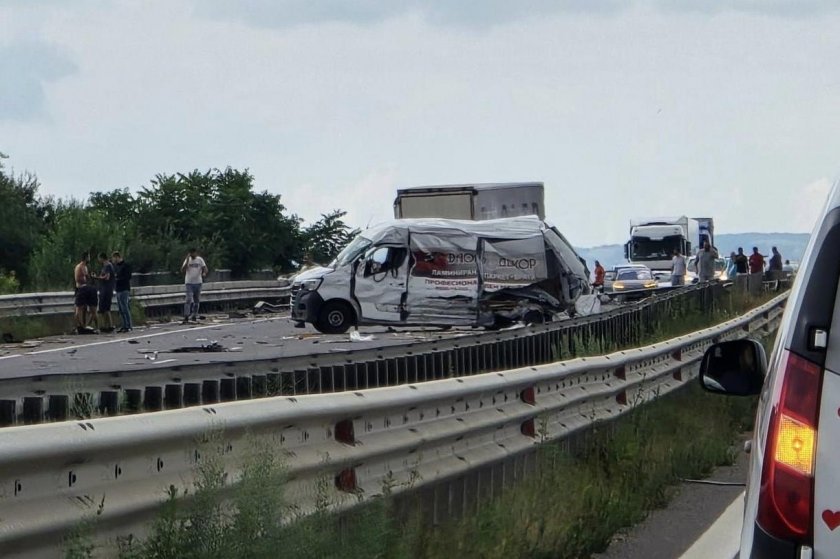 Шофьор е заклещен след катастрофа между микробус и камион на
