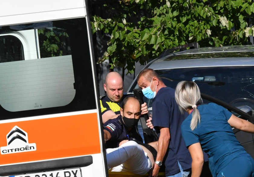 Шофьор колабира зад волана в Благоевград, минувач му се притече на помощ