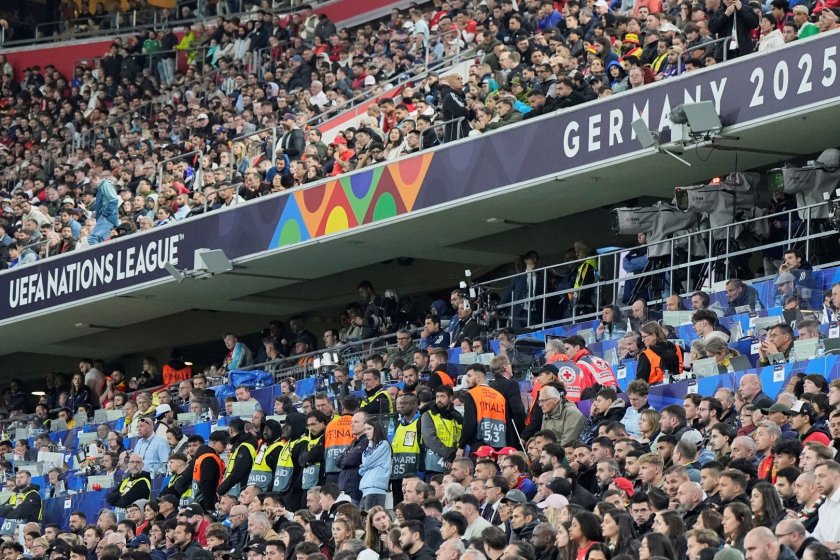 Футболен фен е починал, след като падна от втория етаж