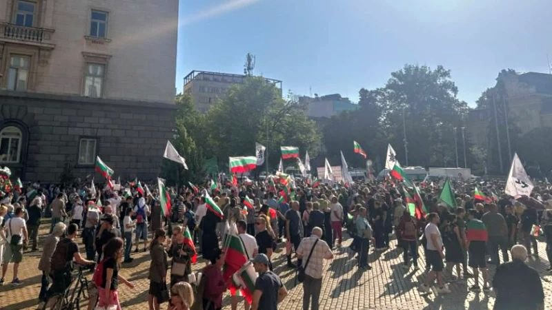 Столичани се събраха на протест срещу въвеждането на еврото в България.