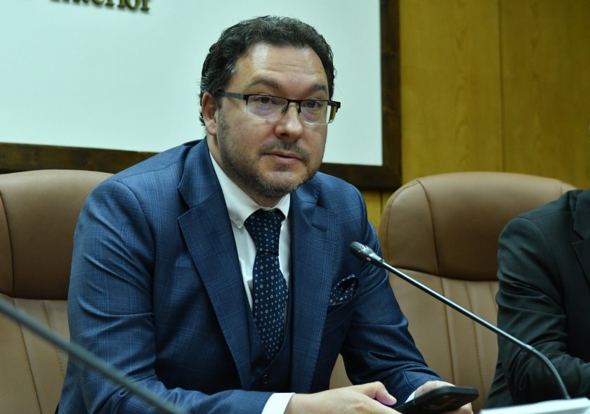 Министър Митов: Ще учим полицаите на задържане и самозащита