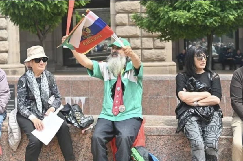 Миналата седмица хиляди получовеци се изсипаха в София със смрадливите