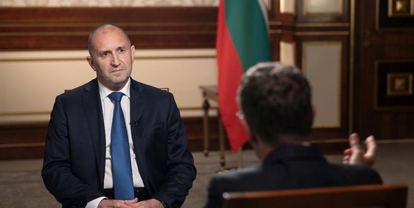 Може би съм старомоден, но силно вярвам в демокрацията“. Това