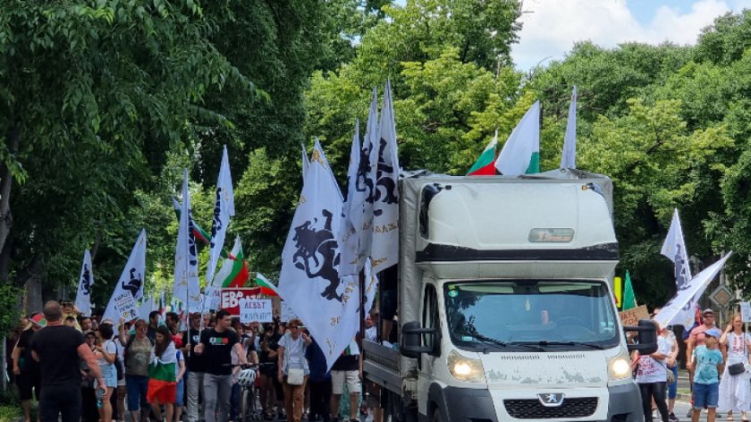 Луд умора няма: "Възраждане" организираха шествие срещу еврото