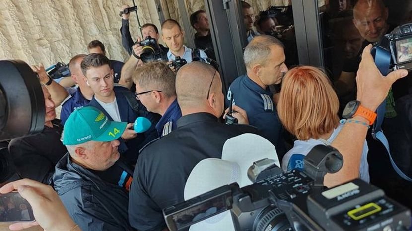 Стотици се събраха пред входа на bTV в 11 ч.